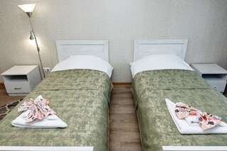 Отель Гостиница Сморгонь Сморгонь Улучшенный двухместный номер с 2 отдельными кроватями-1