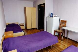 Отель Гостиница Сморгонь Сморгонь Двухместный номер с 2 отдельными кроватями и общей ванной комнатой-8