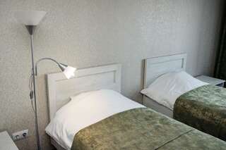 Отель Гостиница Сморгонь Сморгонь Улучшенный двухместный номер с 2 отдельными кроватями-4